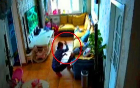 保姆孽待儿童视频,保姆的冷漠与罪恶